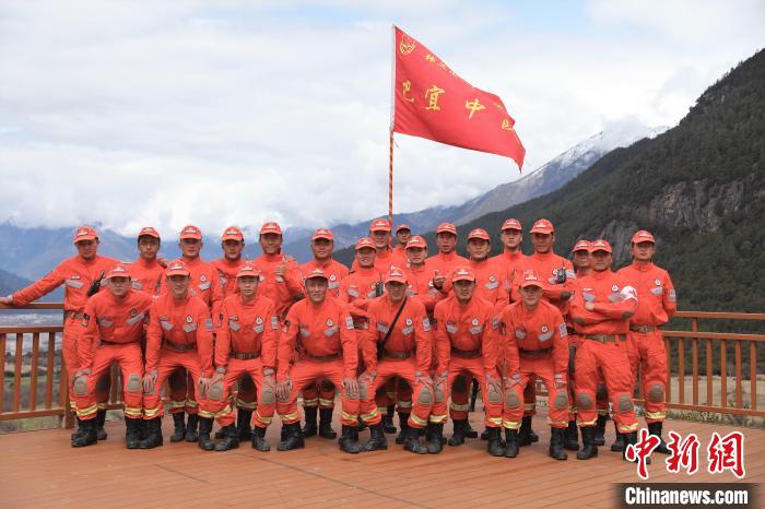 合影留念?！∥骼@拉翁 攝