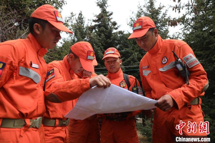 指戰(zhàn)員正在進行地形勘察?！∥骼@拉翁 攝