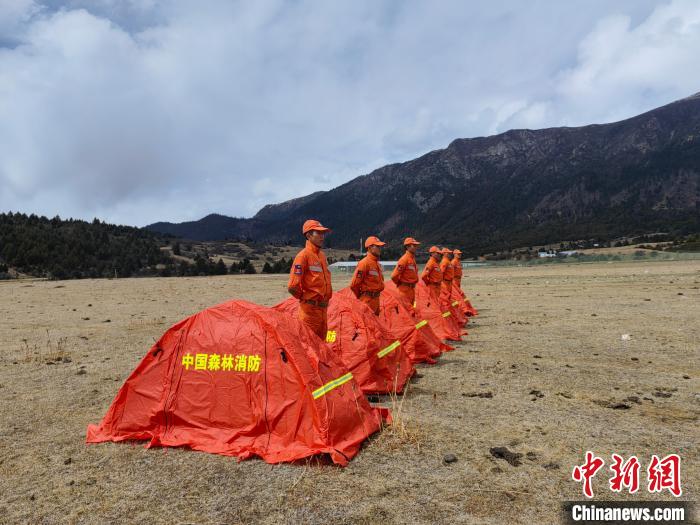 正在進行帳篷搭設?！∥骼@拉翁 攝