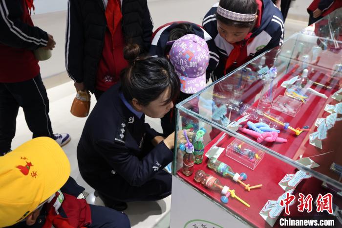 圖為亞東邊檢站民警為駐地小學(xué)生開展禁毒教育。　胡利媛 攝