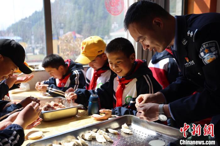 圖為亞東邊檢站民警與駐地小學(xué)生其樂融融包餃子?！『?攝