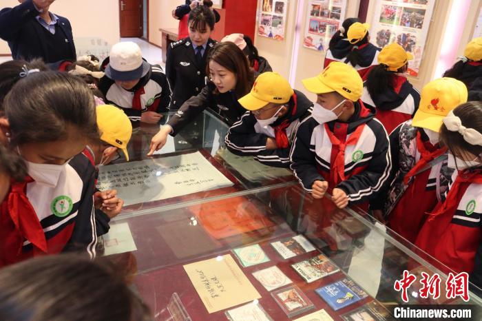 圖為亞東邊檢站民警為駐地小學(xué)生講解該站榮譽發(fā)展史?！『?攝