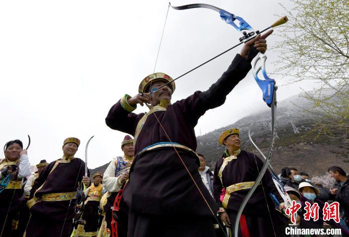 3月28日，選手參加響箭比賽。　李林 攝