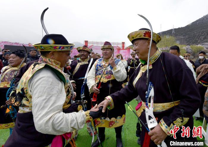 3月28日，選手射中靶心后慶祝?！±盍?攝