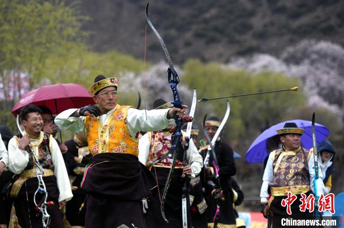 3月28日，選手參加響箭比賽?！±盍?攝