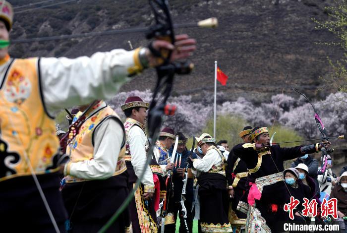 3月28日，選手參加響箭比賽?！±盍?攝