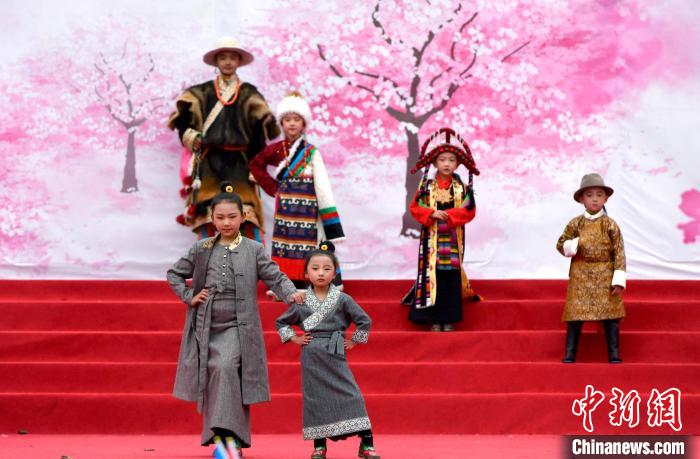 3月28日，西藏林芝第二十屆桃花旅游文化節(jié)開(kāi)幕式上的文藝表演?！±盍?攝