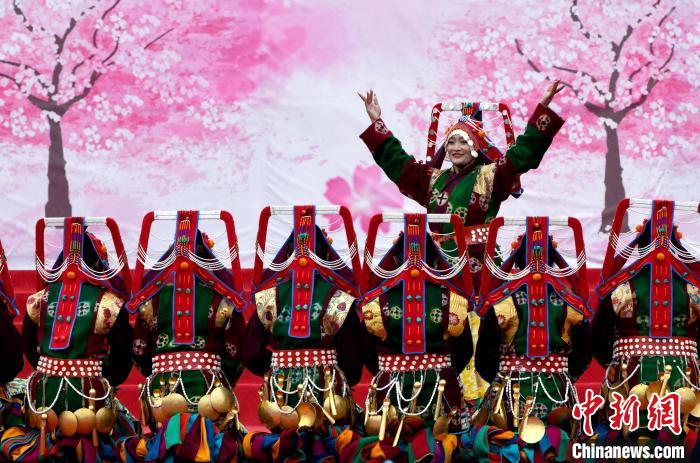 3月28日，西藏林芝第二十屆桃花旅游文化節(jié)開(kāi)幕式上的文藝表演。　李林 攝
