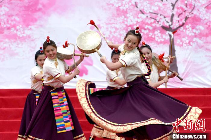3月28日，西藏林芝第二十屆桃花旅游文化節(jié)開(kāi)幕式上的文藝表演。　李林 攝