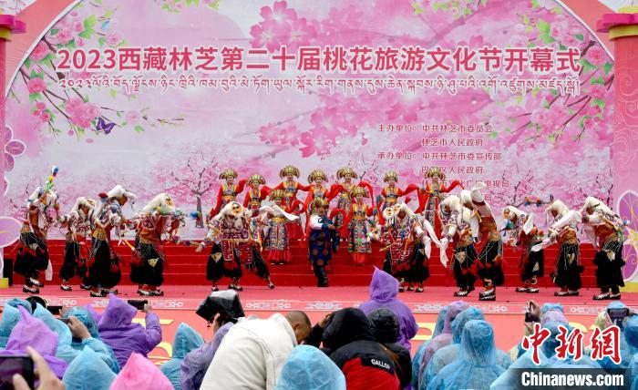 3月28日，西藏林芝第二十屆桃花旅游文化節(jié)開(kāi)幕式上的文藝表演?！±盍?攝