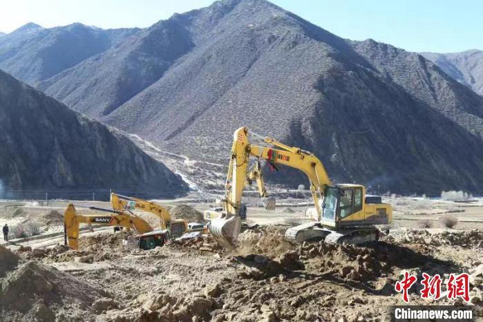 圖為高標(biāo)準(zhǔn)農(nóng)田建設(shè)施工現(xiàn)場(chǎng)?！「裆愔?攝