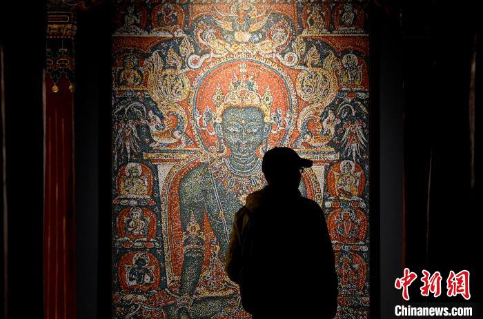 3月31日，觀眾欣賞展覽中的作品?！±盍?攝