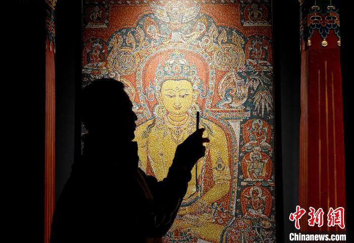 3月31日，觀眾欣賞展覽中的作品?！±盍?攝