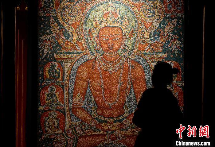 3月31日，觀眾欣賞展覽中的作品?！±盍?攝