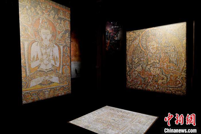 3月31日，觀眾欣賞展覽中的作品。　李林 攝