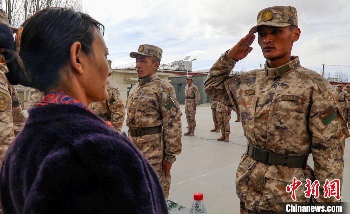 圖為列兵扎西加央向母親敬禮?！詵| 攝