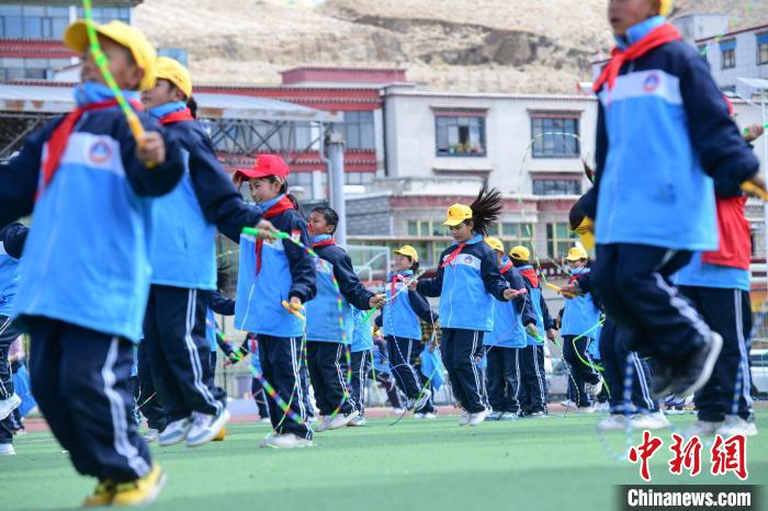 圖為學(xué)生正在練習(xí)跳繩?！∝暩聛硭?攝