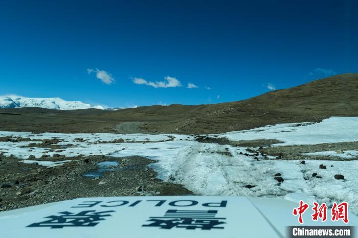 4月5日，普瑪江塘邊境派出所巡邏車通過冰河路段?！〗w波 攝