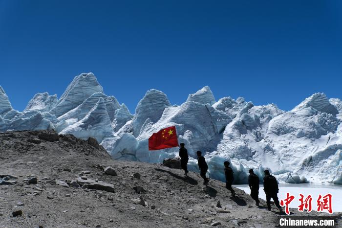 4月5日，普瑪江塘邊境派出所民輔警巡邏至四零冰川附近?！〗w波 攝