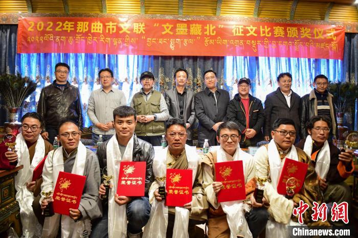 圖為獲獎人員合影留念?！∝暩聛硭?攝