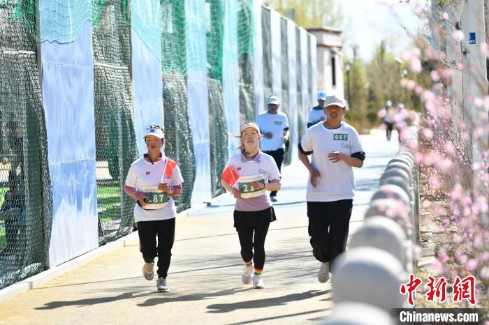 圖為5公里歡樂跑現(xiàn)場。　貢嘎來松 攝