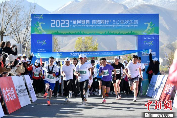 圖為5公里歡樂跑現(xiàn)場?！∝暩聛硭?攝