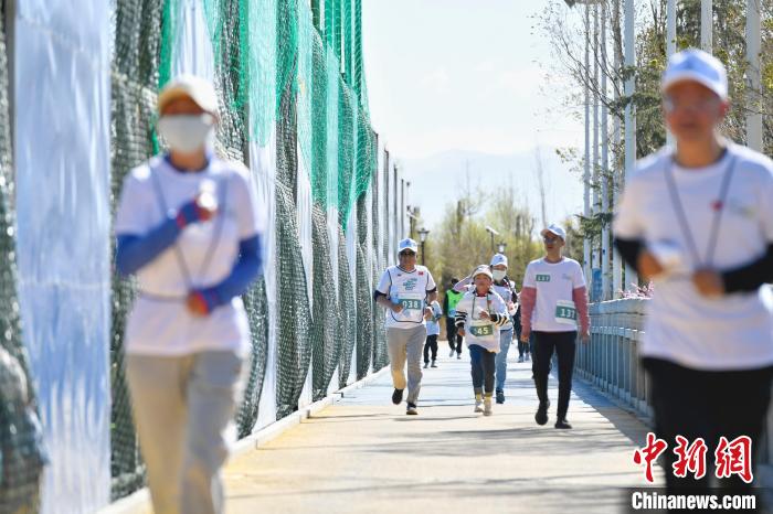 圖為5公里歡樂跑現(xiàn)場?！∝暩聛硭?攝