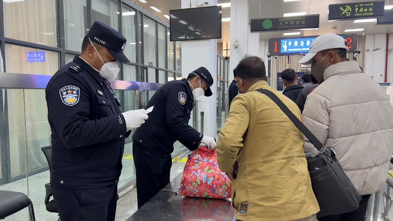 吉隆口岸移民管理警察正在對行李物品進(jìn)行檢查。人民網(wǎng)記者 唐宋攝