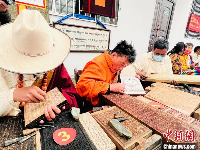 圖為2022年，聶榮縣當(dāng)木江鄉(xiāng)“鄉(xiāng)村振興那曲奮進(jìn)”活動(dòng)雕刻比賽現(xiàn)場(chǎng)。資料圖 那曲市“鄉(xiāng)村振興 那曲奮進(jìn)”活動(dòng)辦供圖