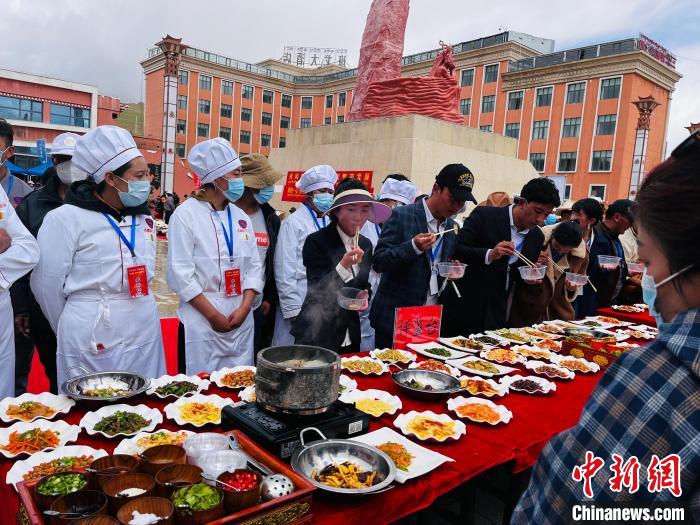 圖為2022年，班戈縣“鄉(xiāng)村振興那曲奮進(jìn)”廚藝大賽現(xiàn)場(chǎng)。資料圖 那曲市“鄉(xiāng)村振興 那曲奮進(jìn)”活動(dòng)辦供圖