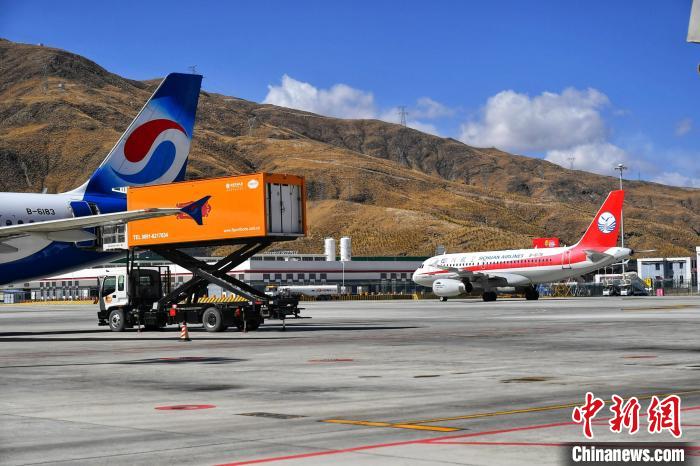 圖為藍天下的高原機場?！≈芎?攝