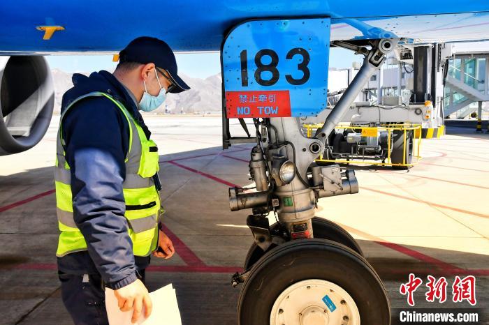 圖為機場工作人員進行相關(guān)檢查?！≈芎?攝