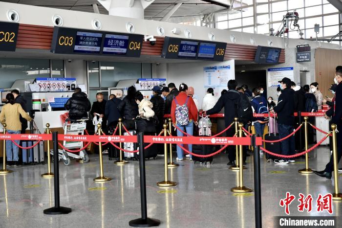 圖為旅客辦理登機手續(xù)?！≈芎?攝