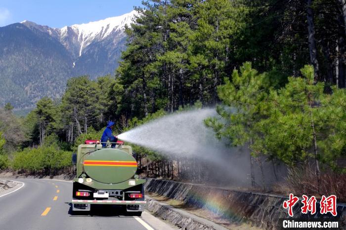 林芝市森林消防支隊米林中隊在米林縣一帶開展灑水增濕作業(yè)。　趙健宇 攝