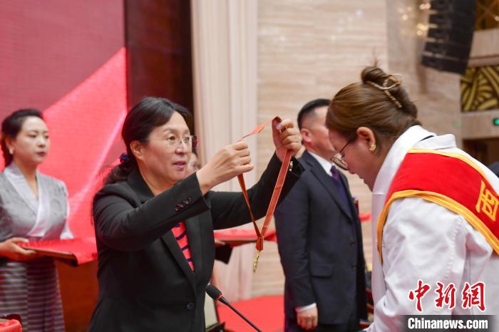 西藏舉辦“西藏十佳醫(yī)生、十佳護士”“西藏健康衛(wèi)士”表彰大會