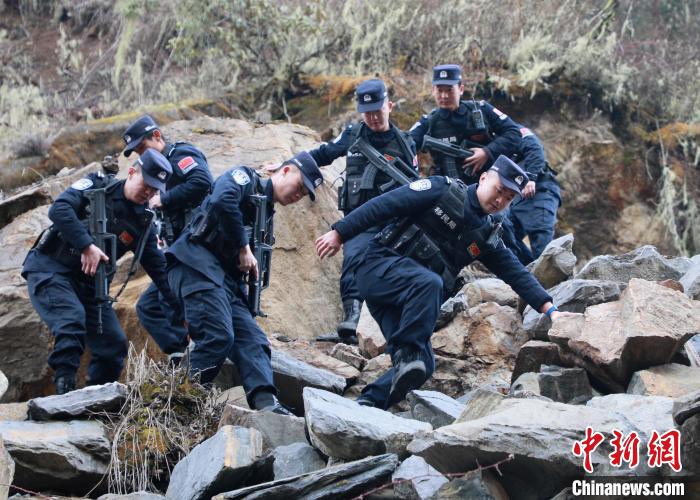 山南邊境管理支隊玉麥邊境派出所民警在邊境巡邏途中穿過亂石區(qū)?！∴嶇?攝