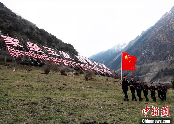 山南邊境管理支隊玉麥邊境派出所民警在轄區(qū)開展巡邏?！∴嶇?攝