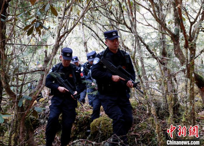 山南邊境管理支隊玉麥邊境派出所民警在邊境原始森林里開展邊境巡邏?！∴嶇?攝