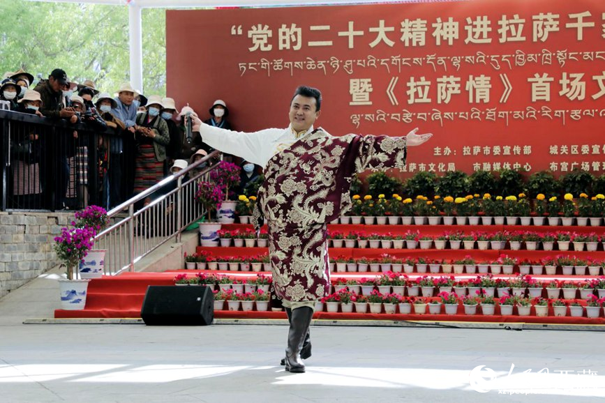 獻(xiàn)唱《夏爾巴》。人民網(wǎng) 次仁羅布攝