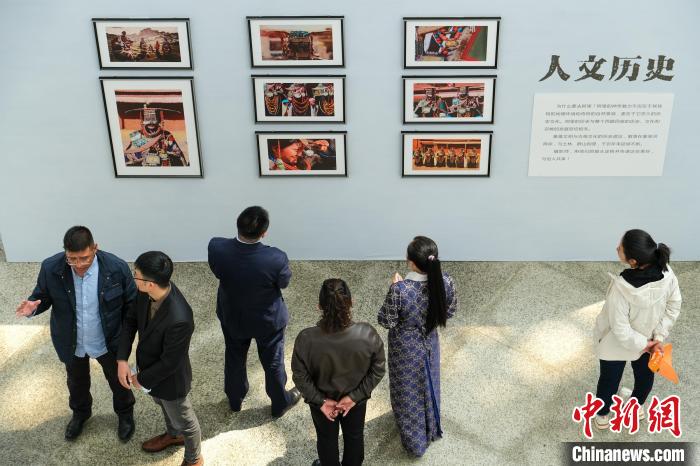 圖為觀眾觀看展覽。