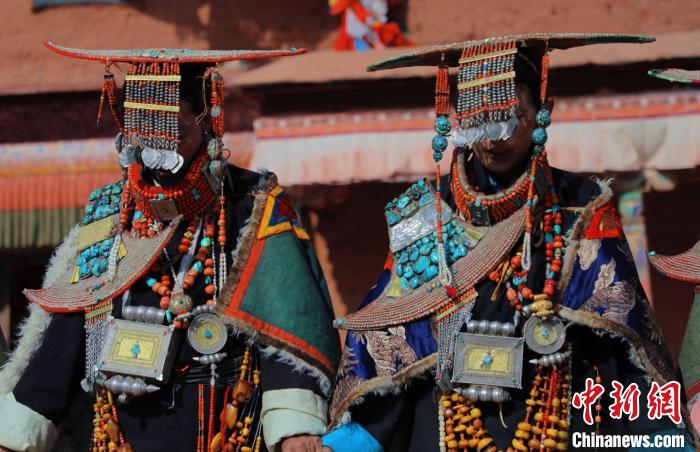 圖為參展攝影師拍攝的西藏阿里普蘭飛天服飾?！≈鬓k方 供圖