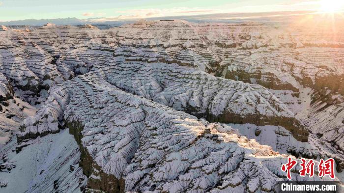 圖為參展攝影師拍攝的西藏阿里札達土林雪后風光?！≈鬓k方 供圖