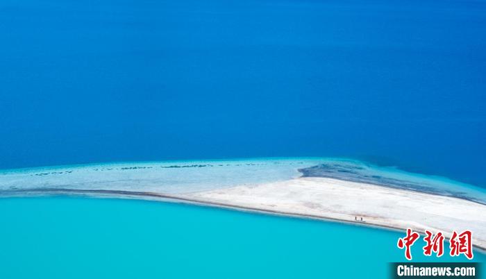 圖為山南羊卓雍錯?！『闻罾?攝