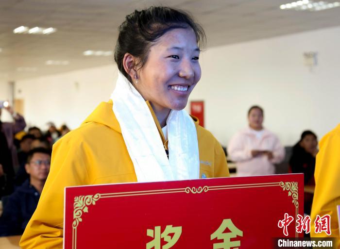 玉珍拉姆上臺領(lǐng)獎?！∝暣_ 攝