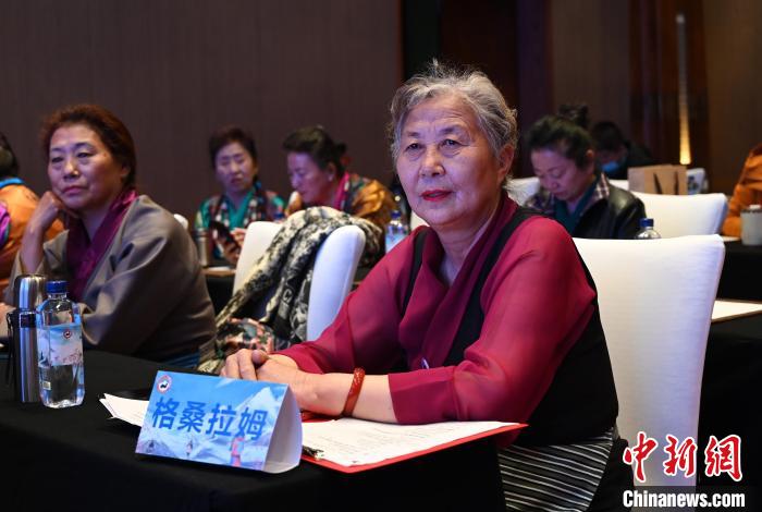 圖為西藏銀發(fā)旅游產(chǎn)品體驗(yàn)團(tuán)老年代表?！≮w朗 攝