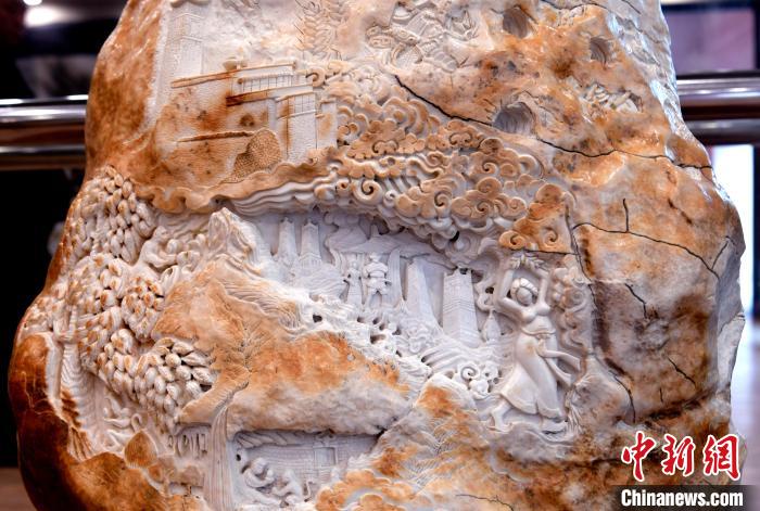 圖為5月16日，展覽中的漢白玉雕作品《猴子變?nèi)恕?。　李?攝