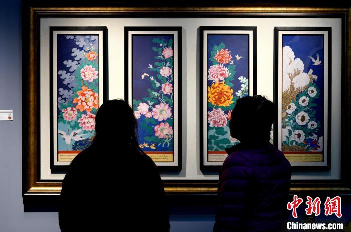 圖為5月16日，觀(guān)眾正在欣賞展覽中的新創(chuàng)唐卡作品?！±盍?攝