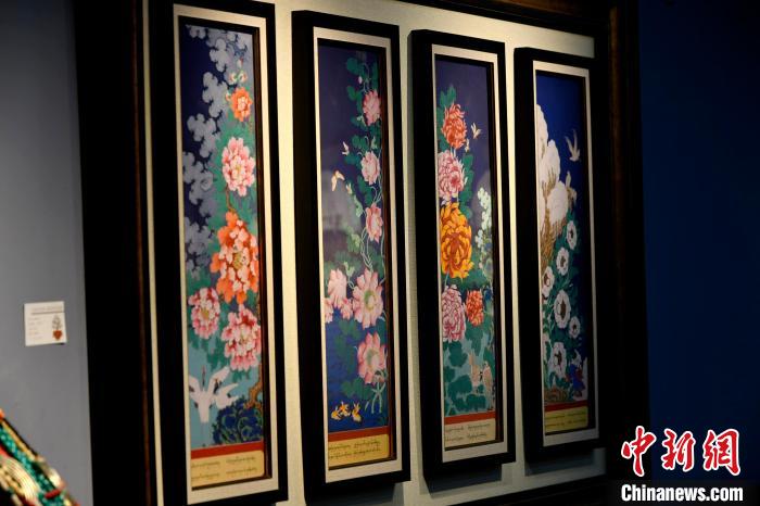 圖為5月16日，展覽中新創(chuàng)唐卡作品《四季花》。　李林 攝