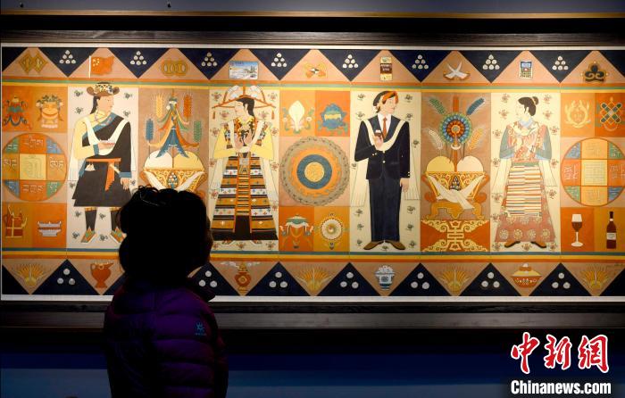 圖為5月16日，觀(guān)眾正在欣賞展覽中的新創(chuàng)唐卡作品?！±盍?攝