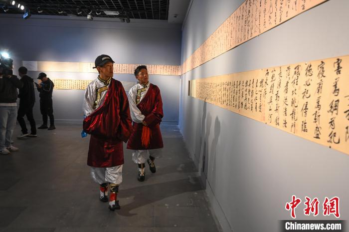 圖為學(xué)生參觀黃庭堅(jiān)書法文獻(xiàn)展?！≮w朗 攝